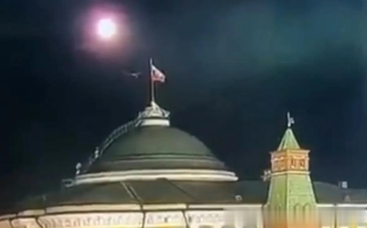 俄罗斯一定会趁机升级战争强度，而这谁也怪不了，是乌克兰无人机炸了克里姆林宫！
从