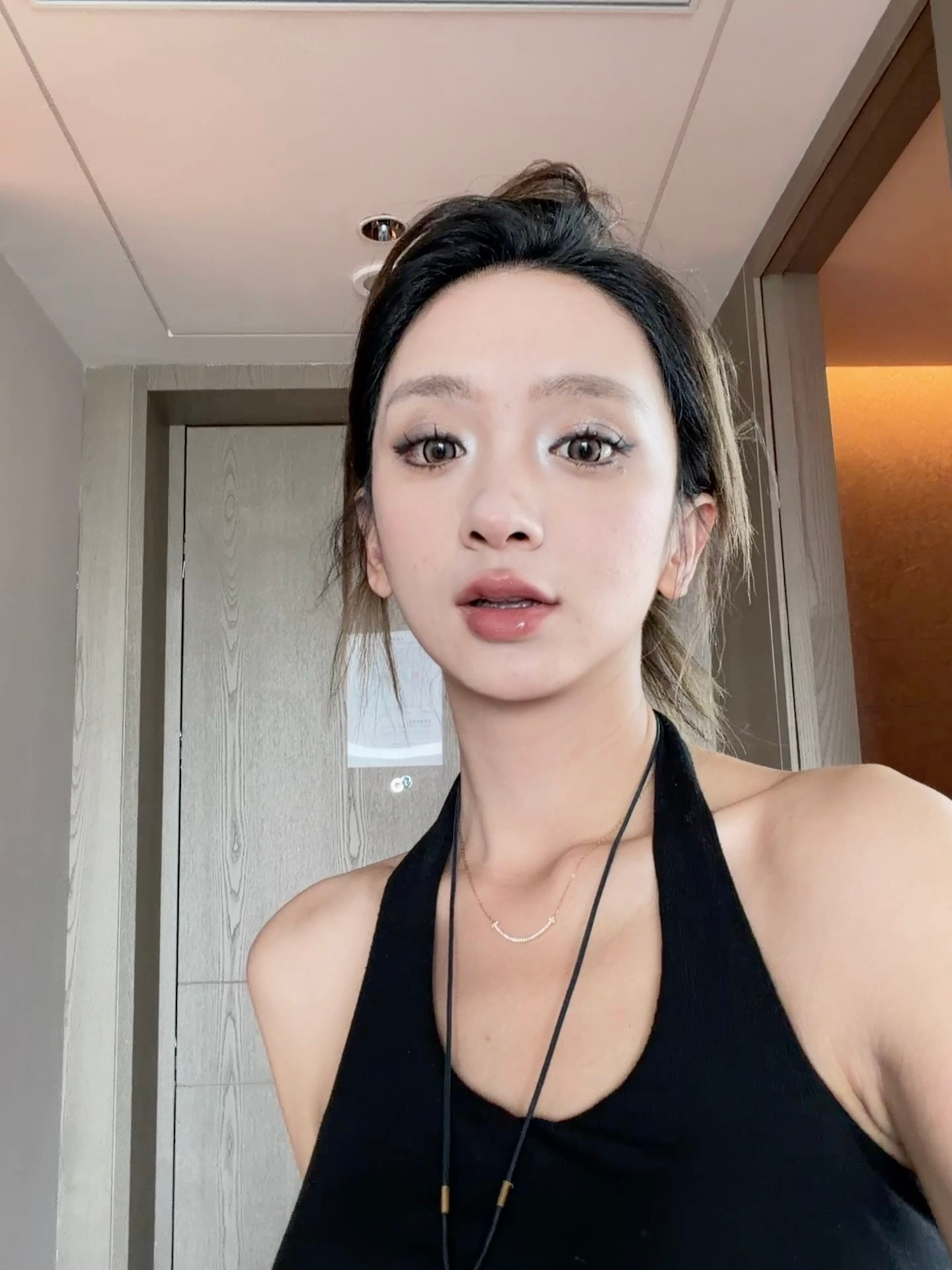 跟着小红书学了个新妆明明眼影盘是一样的怎么画出来两模两样手能不能也寄给我啊