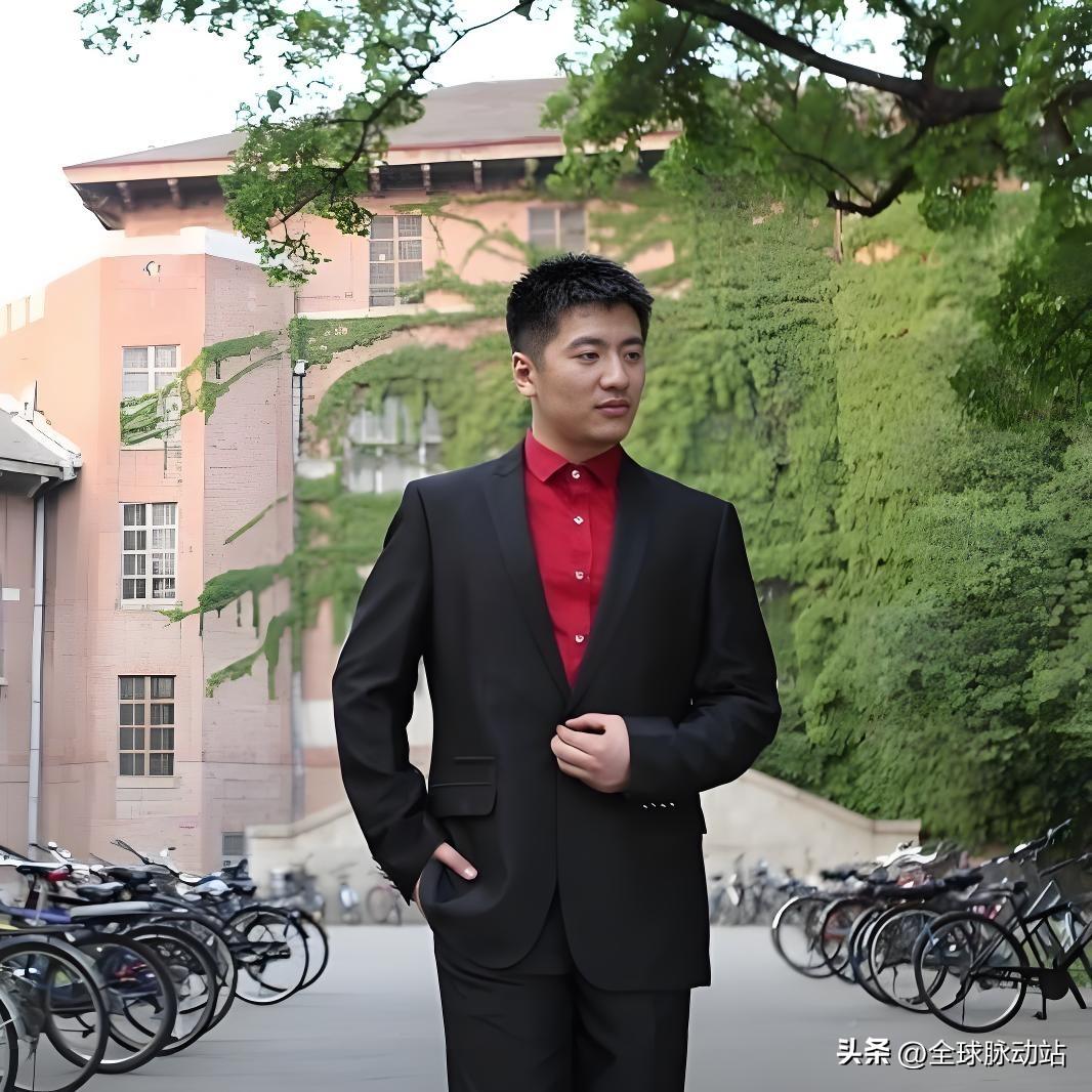 张雪峰老师年轻的时候是真帅气，身姿挺拔，精气神十足。

从照片能看出来，拍摄地点