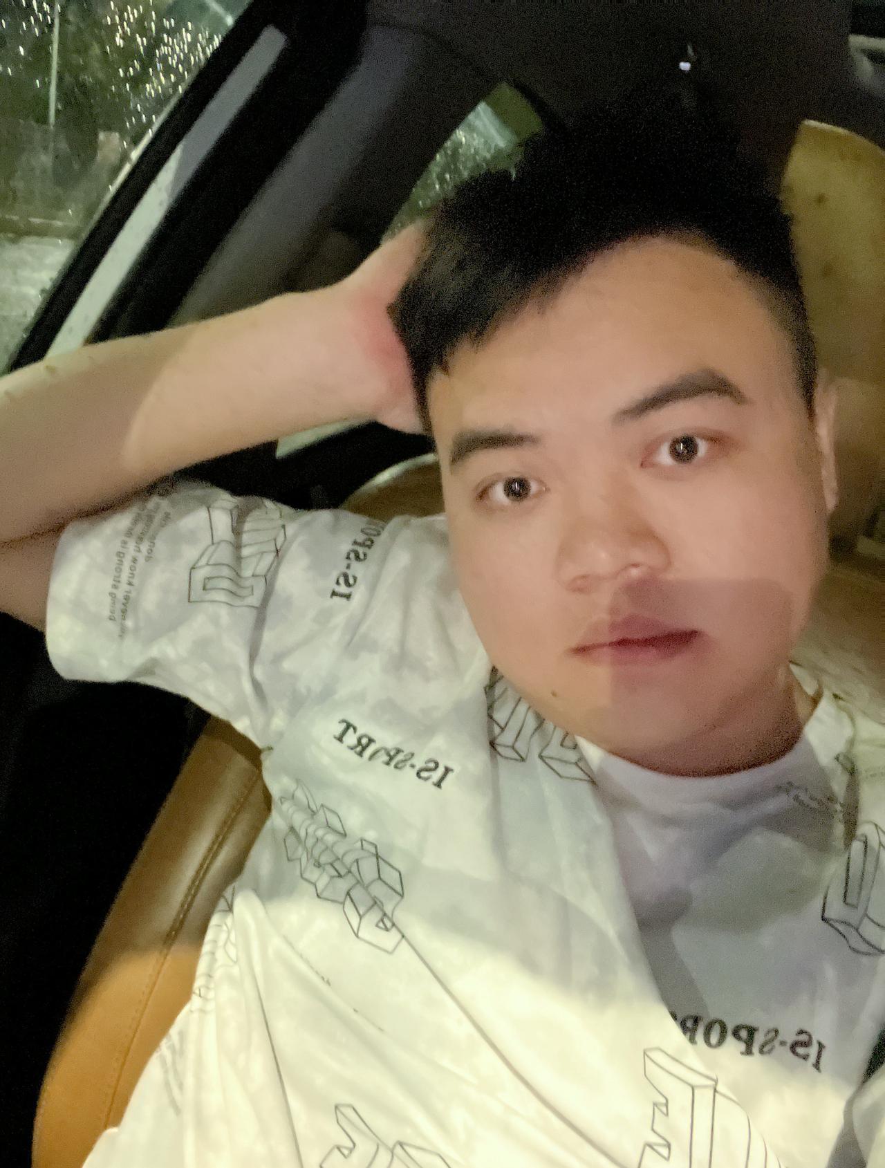 今晚下点小雨～穿的短袖还是有点小冷的～ ​​​