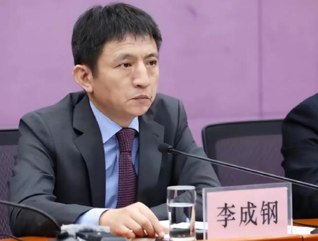 中方鹰派谈判代表赴美，将给全世界上一课：如何挺直腰杆和白宫谈判！

咱中方的谈判