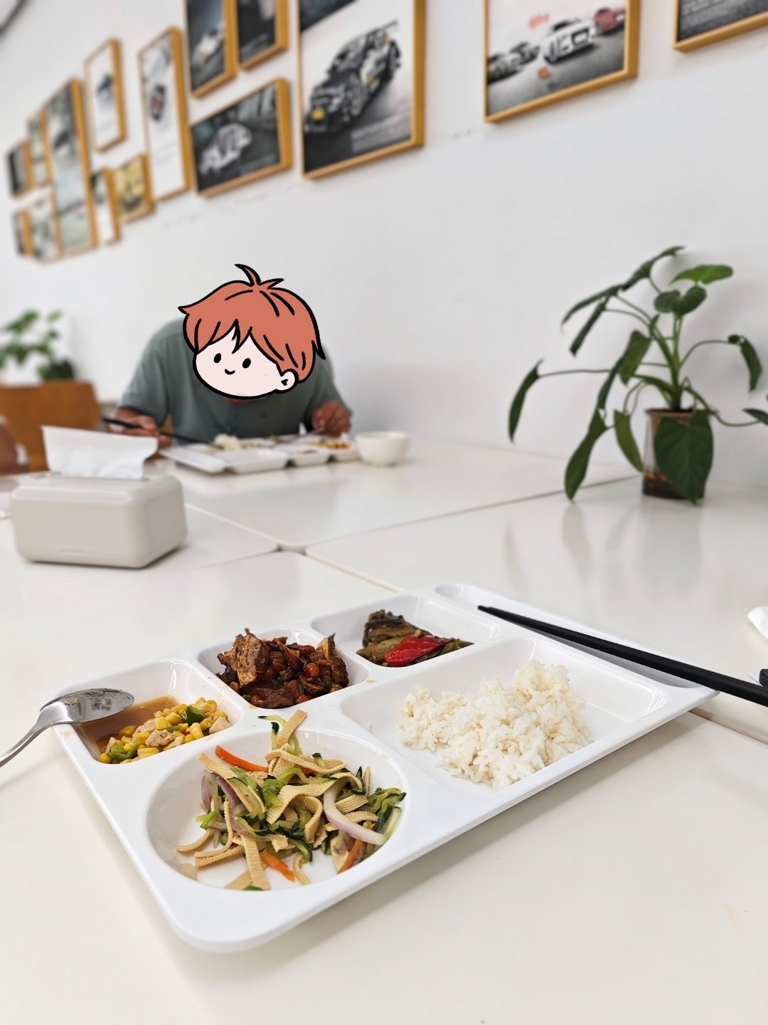 今天在奥迪蹭饭，不太饿，我让阿姨手多抖两下，少打一点。 ​​​