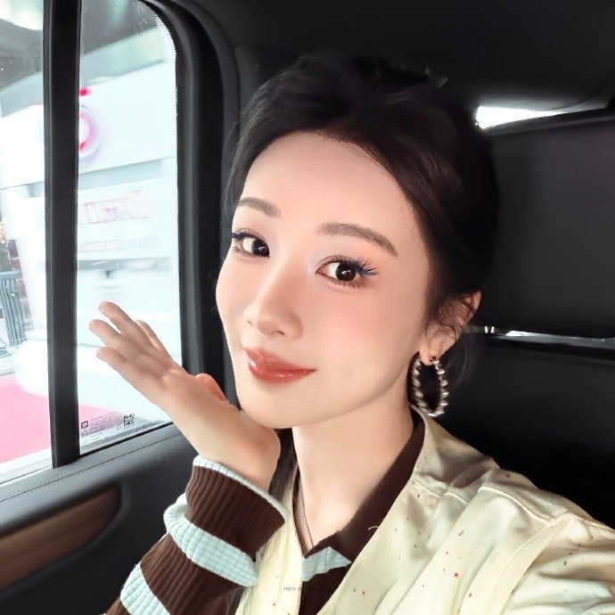 杨紫玉兰花开君再来 💜杨紫董竹君 鲜花遍地，是你行过的路。星光满天，是你眼角的