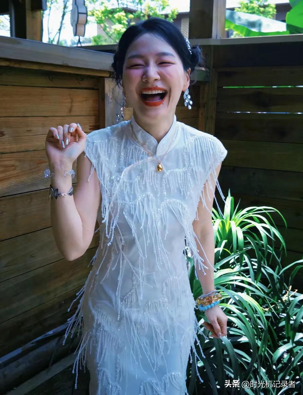 靖笑的真的很灿烂，金靖的这种笑在成年人的身上真的很少见，不管是为了表演效果还是由