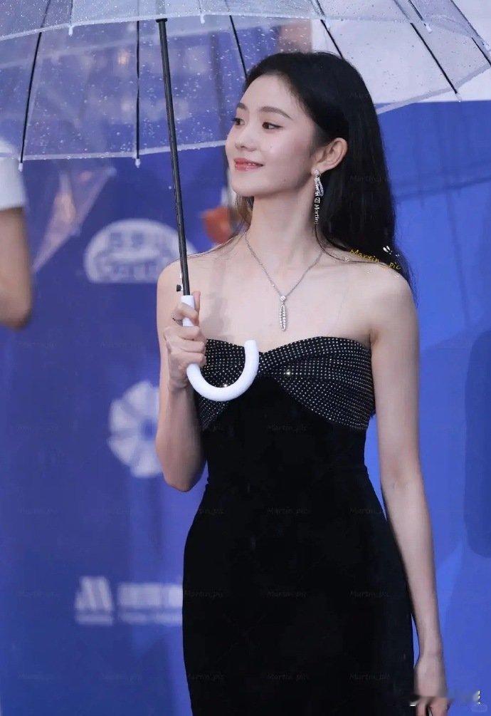 第一眼还以为刘浩存的脚上涂了闪粉，还以为是特意做了妆造修饰，没想到是原生的细腻肤