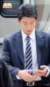 黄景瑜新剧快递服ootd 黄景瑜新剧里穿上快递服，深蓝工装搭配坚定眼神，这不就是