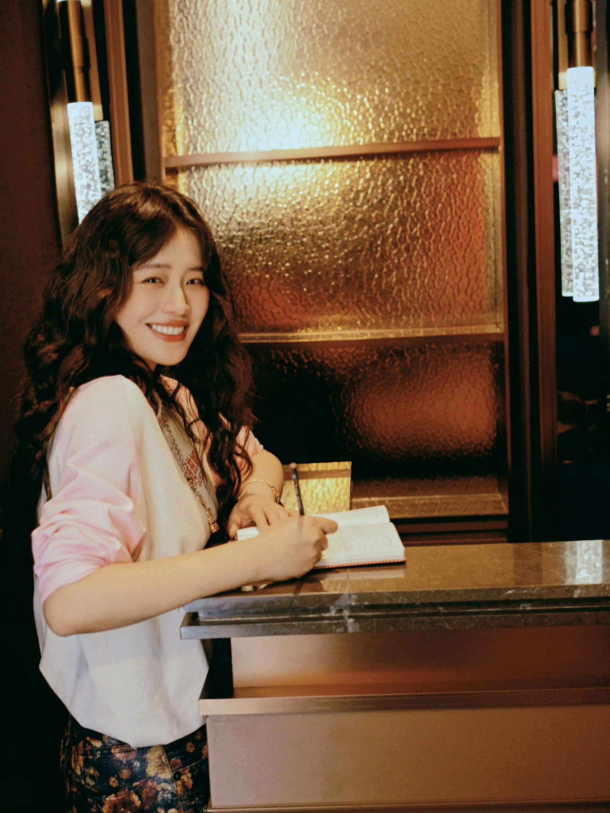 白客对马思纯撒娇说我爱你谁能懂白客马思纯扫楼现场的反差感🥹在镜头前面白客对着马