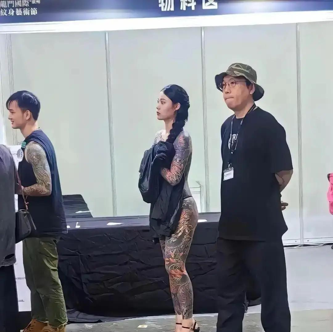 3厘米纹身，考公被刷
 
上周深圳一位女生笔试第一，面试却因左肩一朵小花出局。新