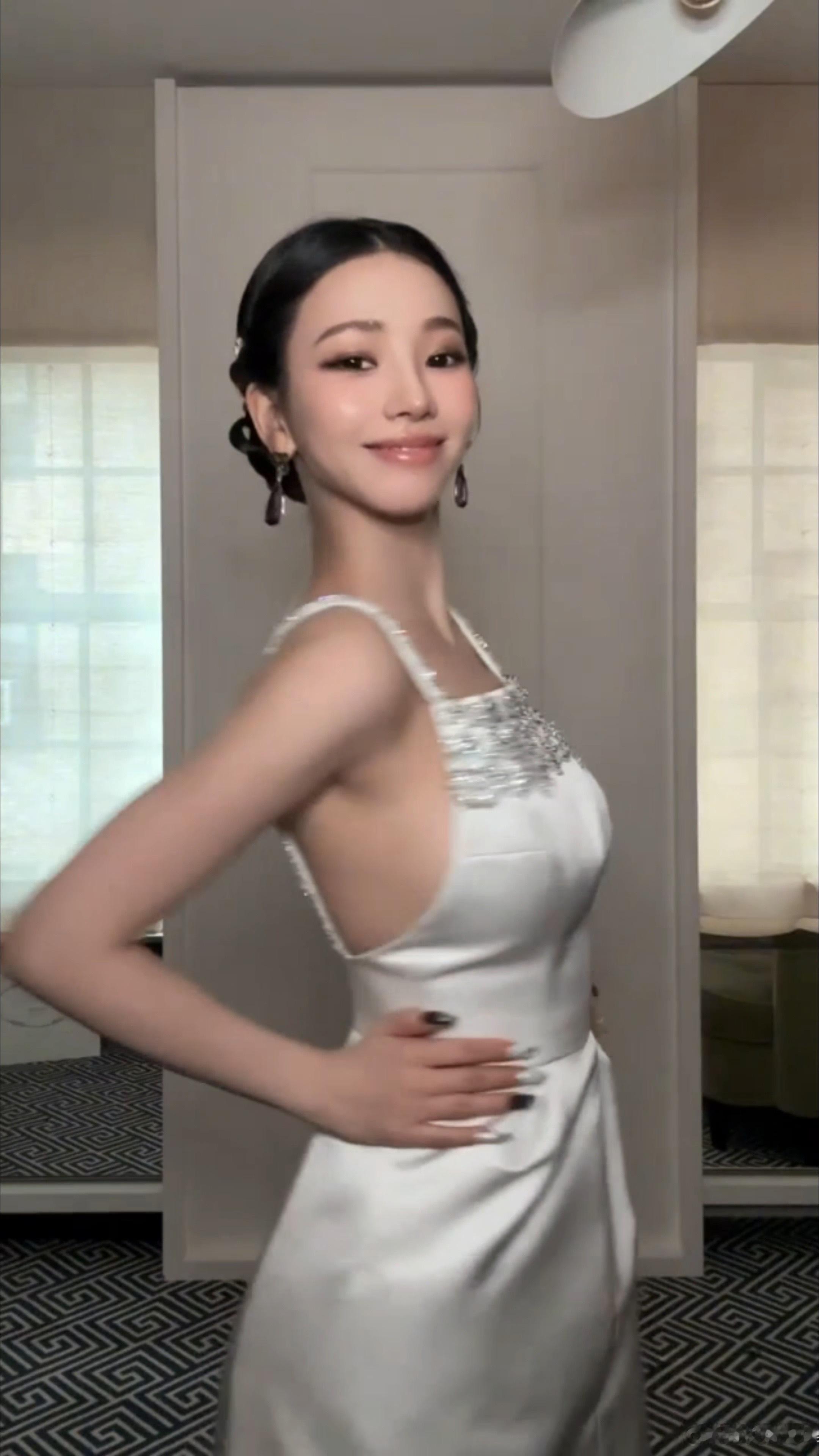 潘达夜间模式 我喜欢自信的女人。