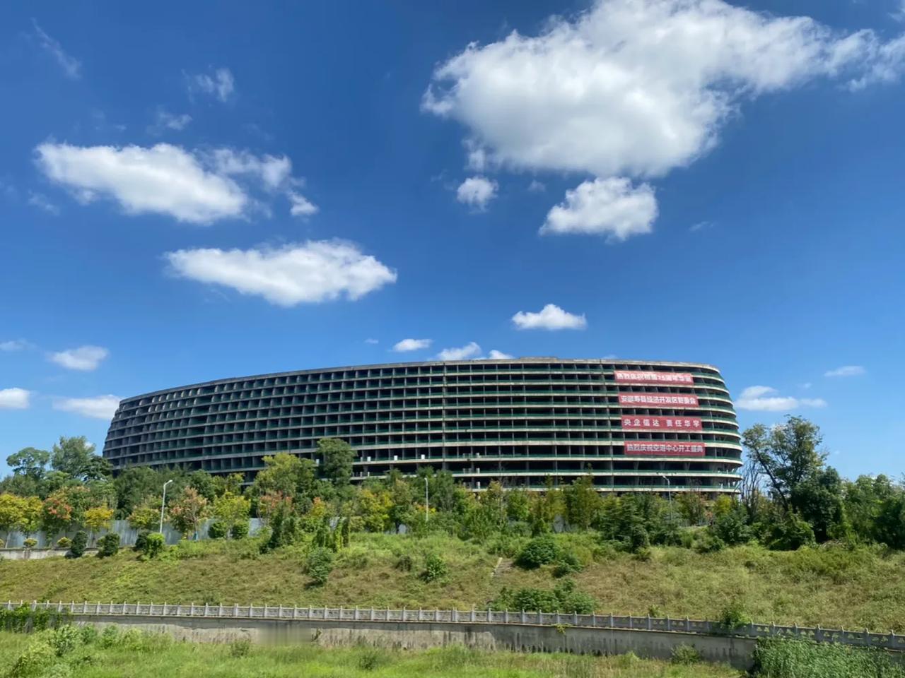 淮南寿县的阳光半岛的大酒店终于复工了
希望一切顺利，把大酒店建成
不过这个酒店体