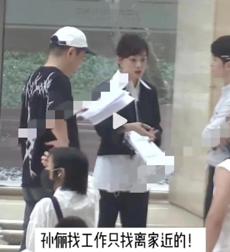 孙俪引发热议！
7月9日，孙俪突然引发了热议，起因是有狗仔说现在孙俪只接在上海附