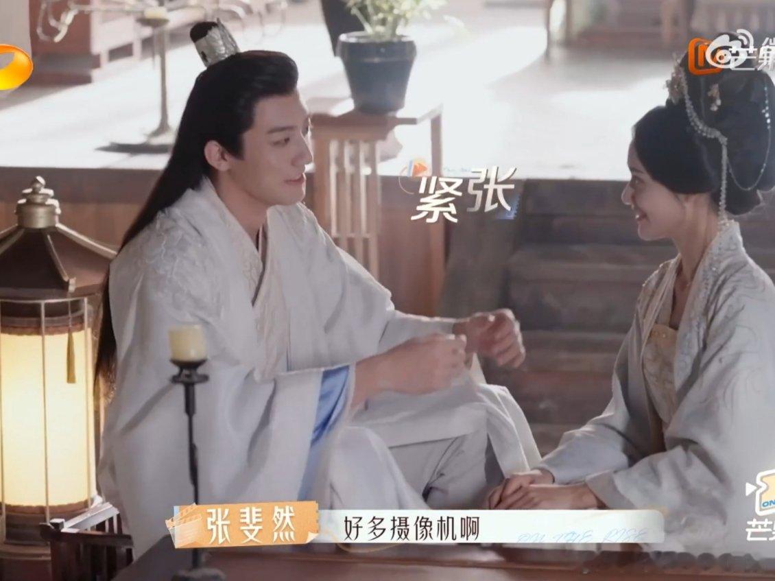 姚景元吃瓜熟人演吻戏 片场拍摄过程中，镜头里正深情对视准备吻戏，镜头外姚景元VI