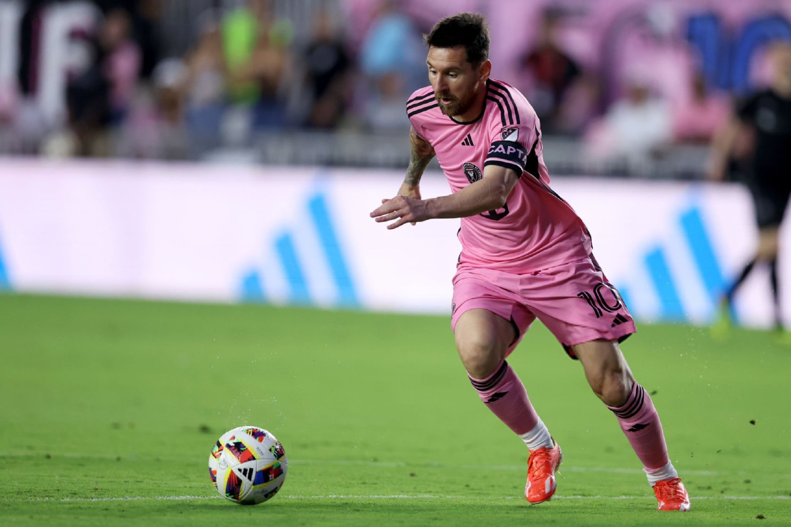 半场结束，迈阿密国际2比1反超纳什维尔！纳什维尔开场通过迈阿密国际后卫乌龙闪电进