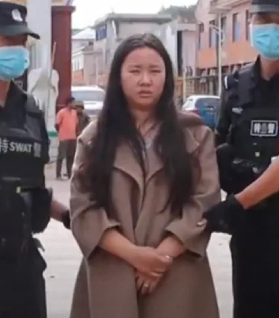 笑着谈埋尸，这丫头太毒了
 
判决已经落地，罪恶终被清算！一个二十来岁的丫头心肠