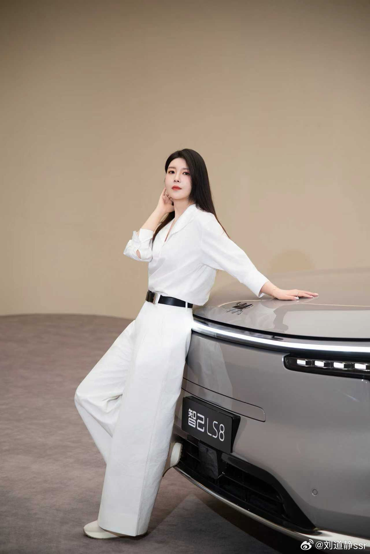 和智己LS8的大片来啦定价30万级，有5座6座版两个版本灵犀数字底盘&同级唯一线