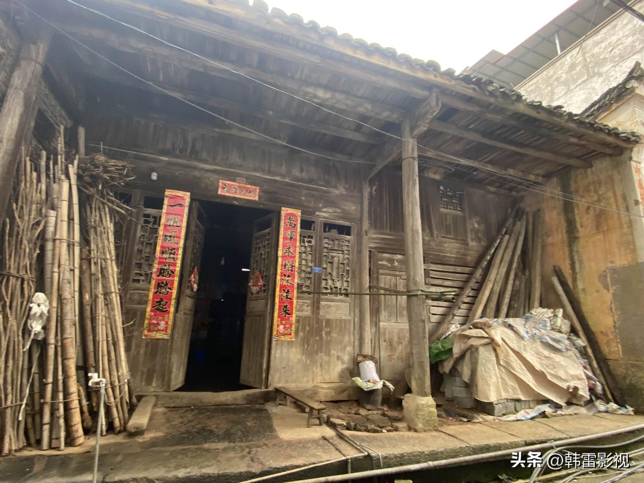 农村彩礼的根源还是男多女少造成的！因为大部分女性更倾向于留在城市打拼，农村的女性