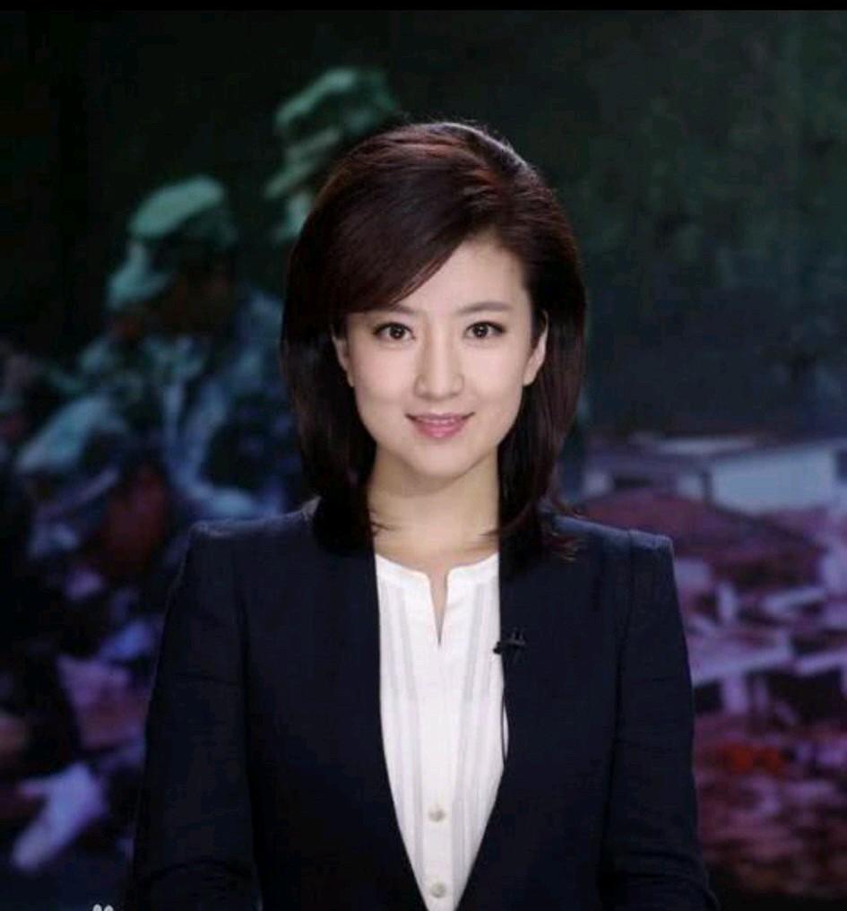 她是央视新闻频道最美主持人崔爽。朝鲜族远嫁