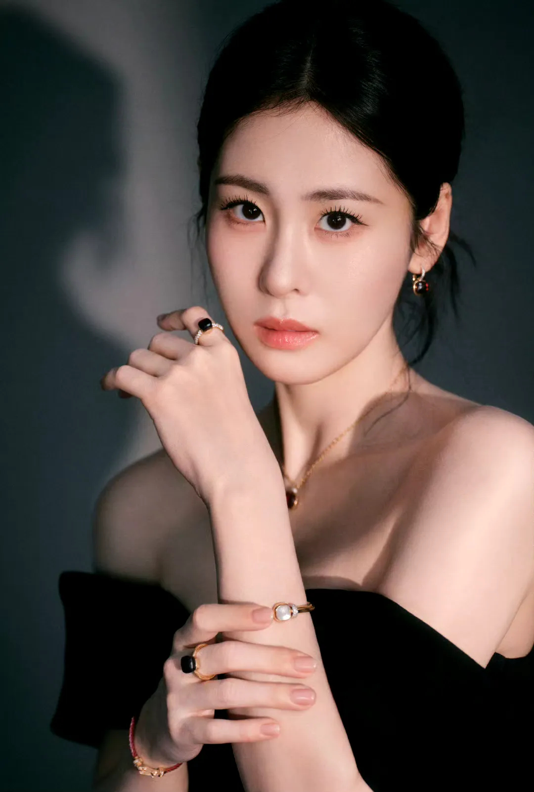 张碧晨依法享有歌曲永久演唱权，经查阅正式合约后回应汪苏泷方收回授权的决定。基于尊