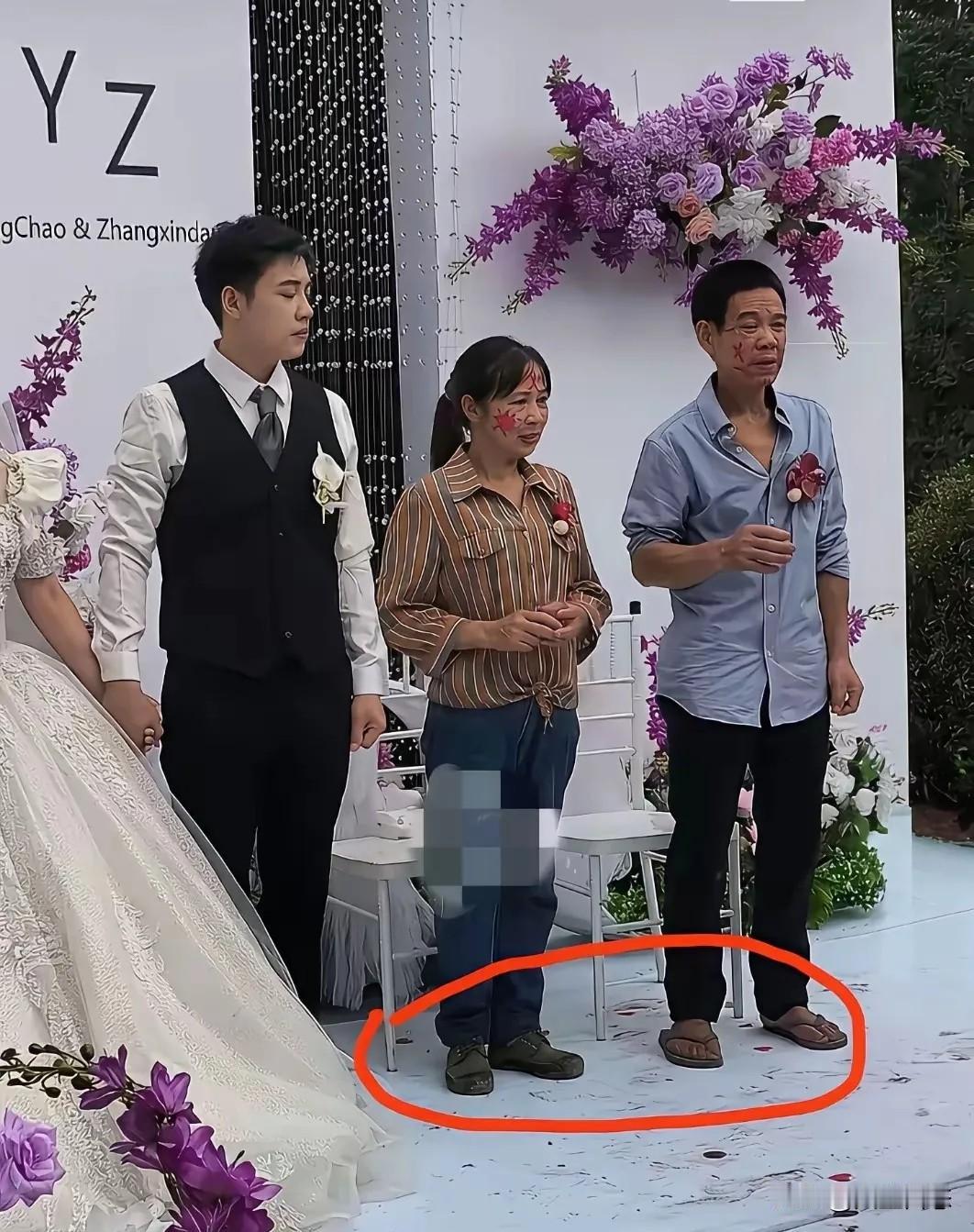 儿子百万婚礼，父亲却穿一双拖

鞋上场：是朴素，还是失礼？