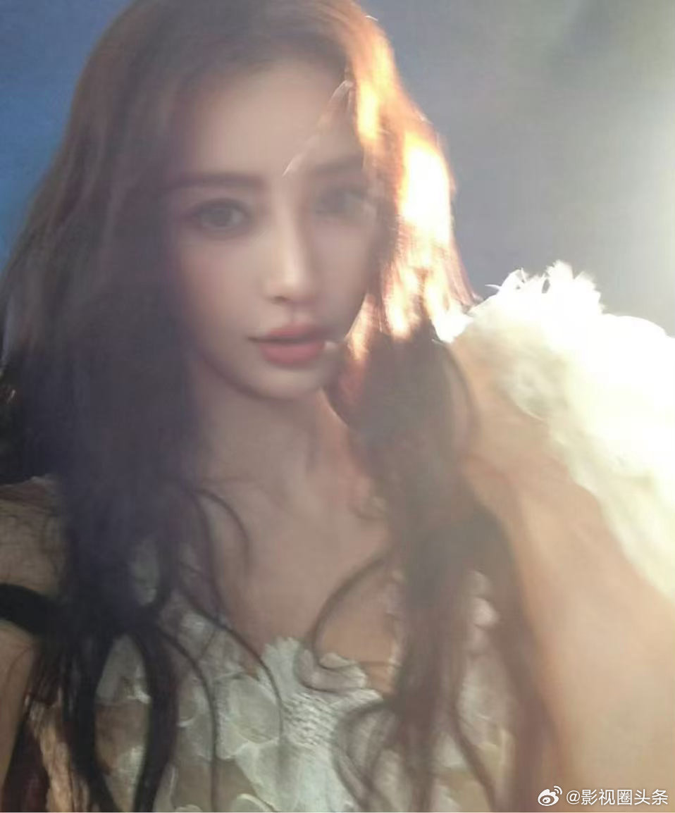 Angelababy天使自拍Angelababy贵卡自拍鼻姐ins更新了6张自拍
