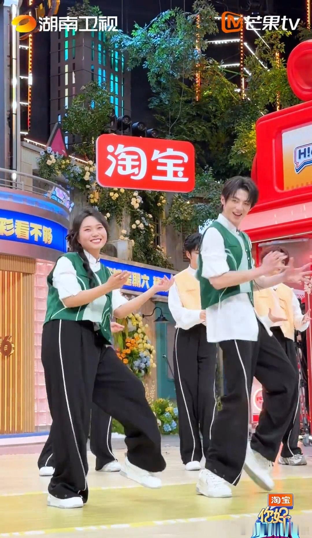 好六舞台欢乐值拉满！李雪琴赖伟明双人舞活力满满，年下感直接拉满氛围感🌷李雪琴赖