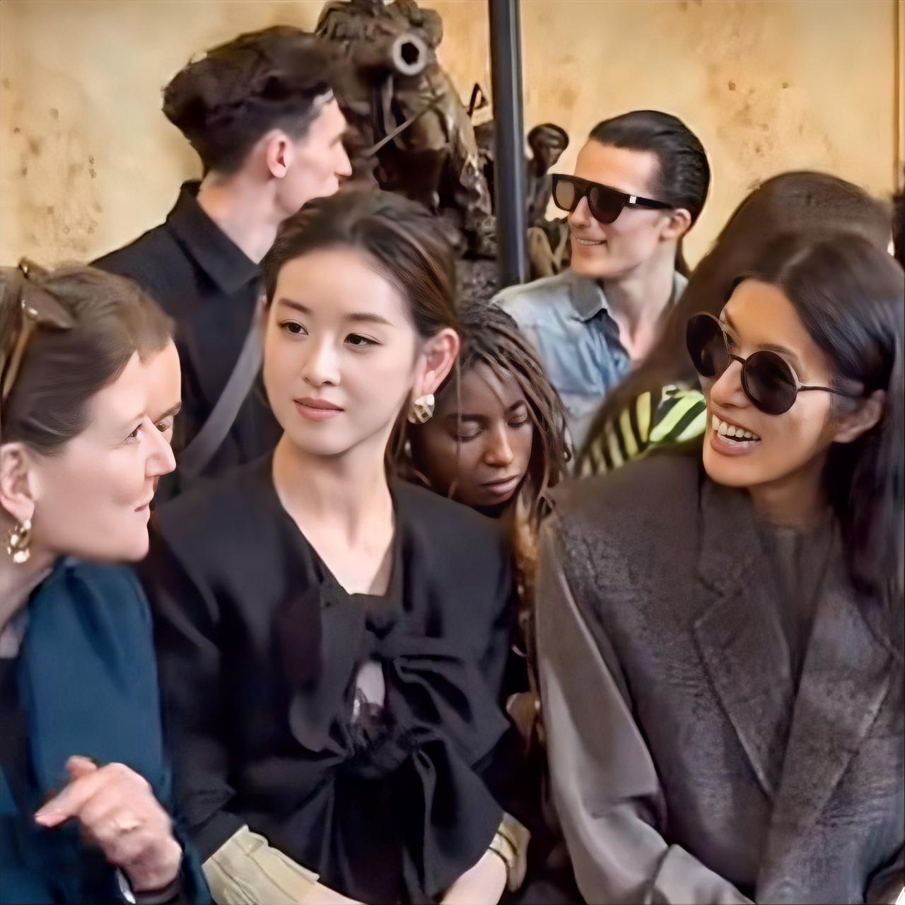 3月6日，章泽天被网友拍到去了巴黎时装周。她坐在纪梵希家族的中国儿媳黄现喜和一位