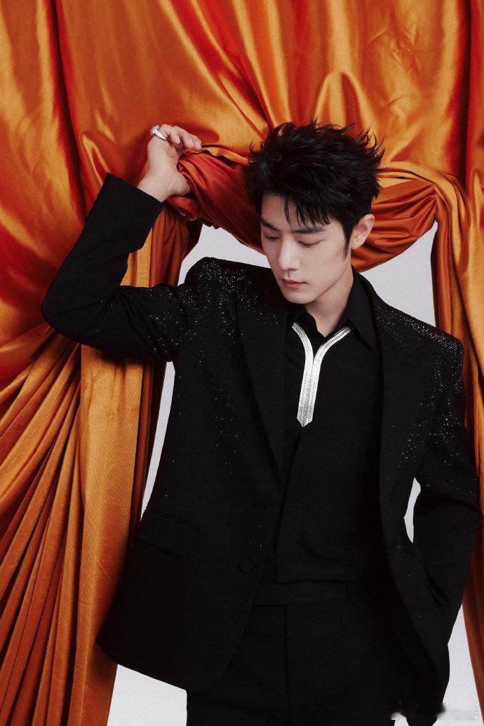 肖战蝉联两年微博综合热度TOP 肖战的热度并非偶然，是努力与才华的双重认证。每一