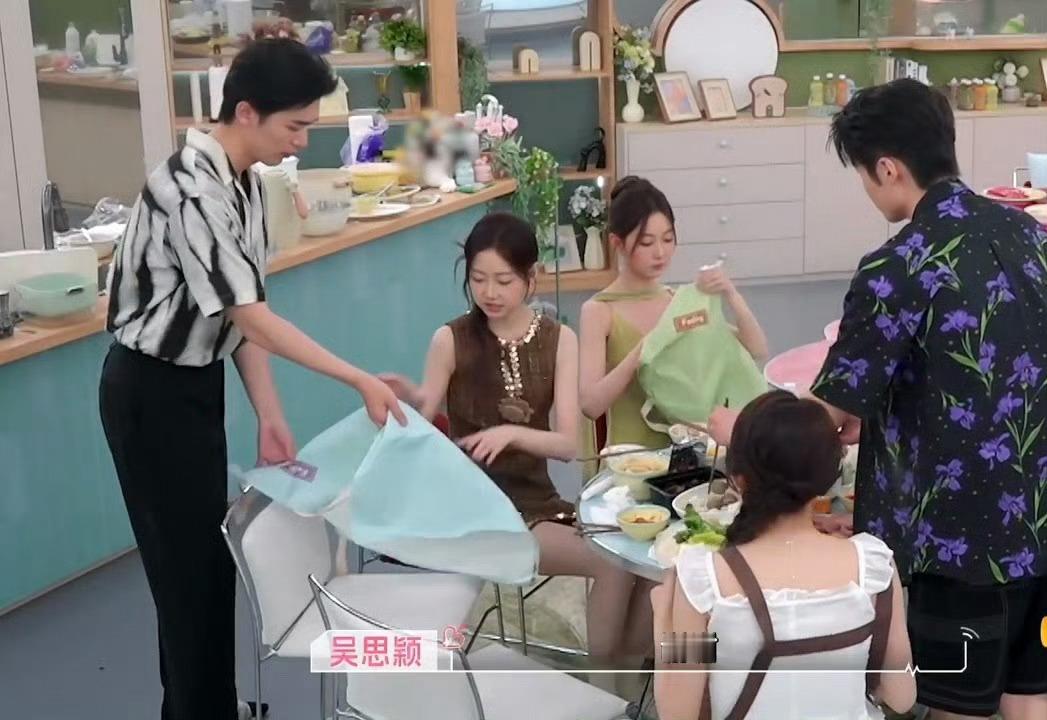 孙柏涵送东西都是双份的谁被这份细节狠狠暖到，孙柏涵不管递围裙还是递水，都会准备双