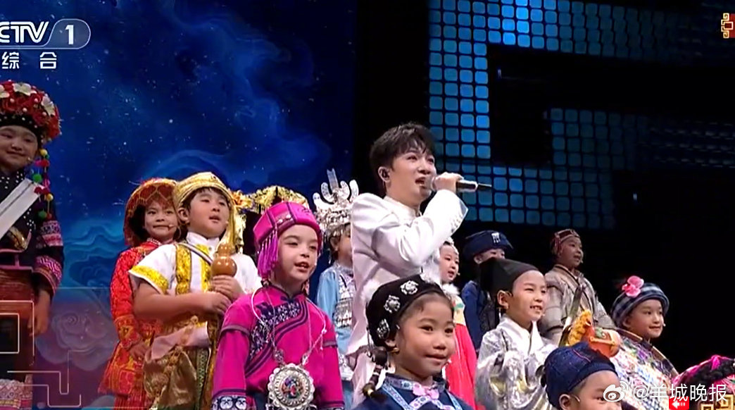 【#周深唱功免检#】#周深一出来我就知道稳了#和56个可爱的孩子带来《吉量》舞台