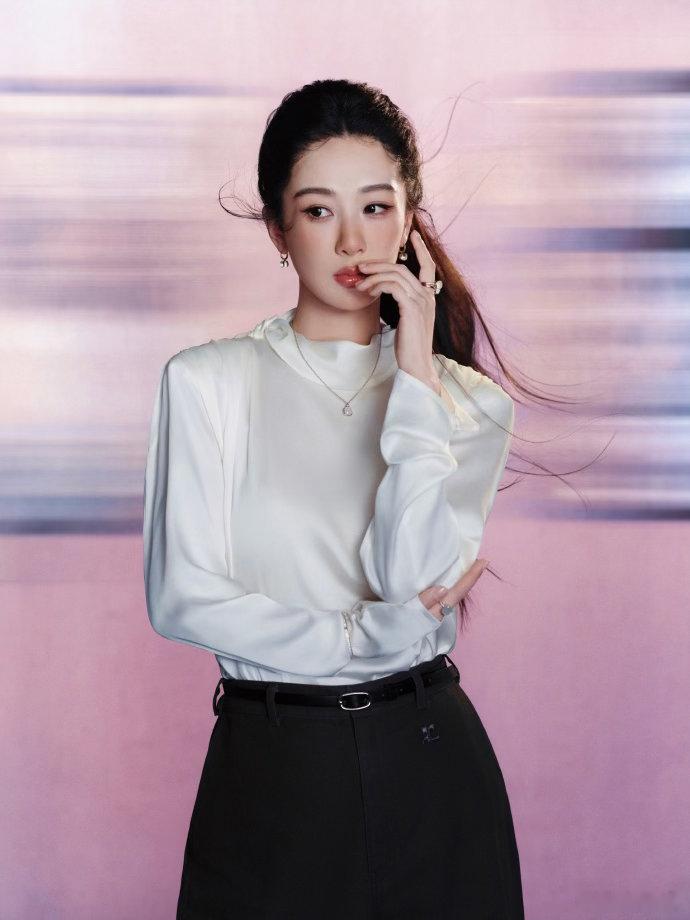 女人你成功引起了我的注意，女强人不愧是女强人怎么拍都好看哈！对吧！杨紫！ 