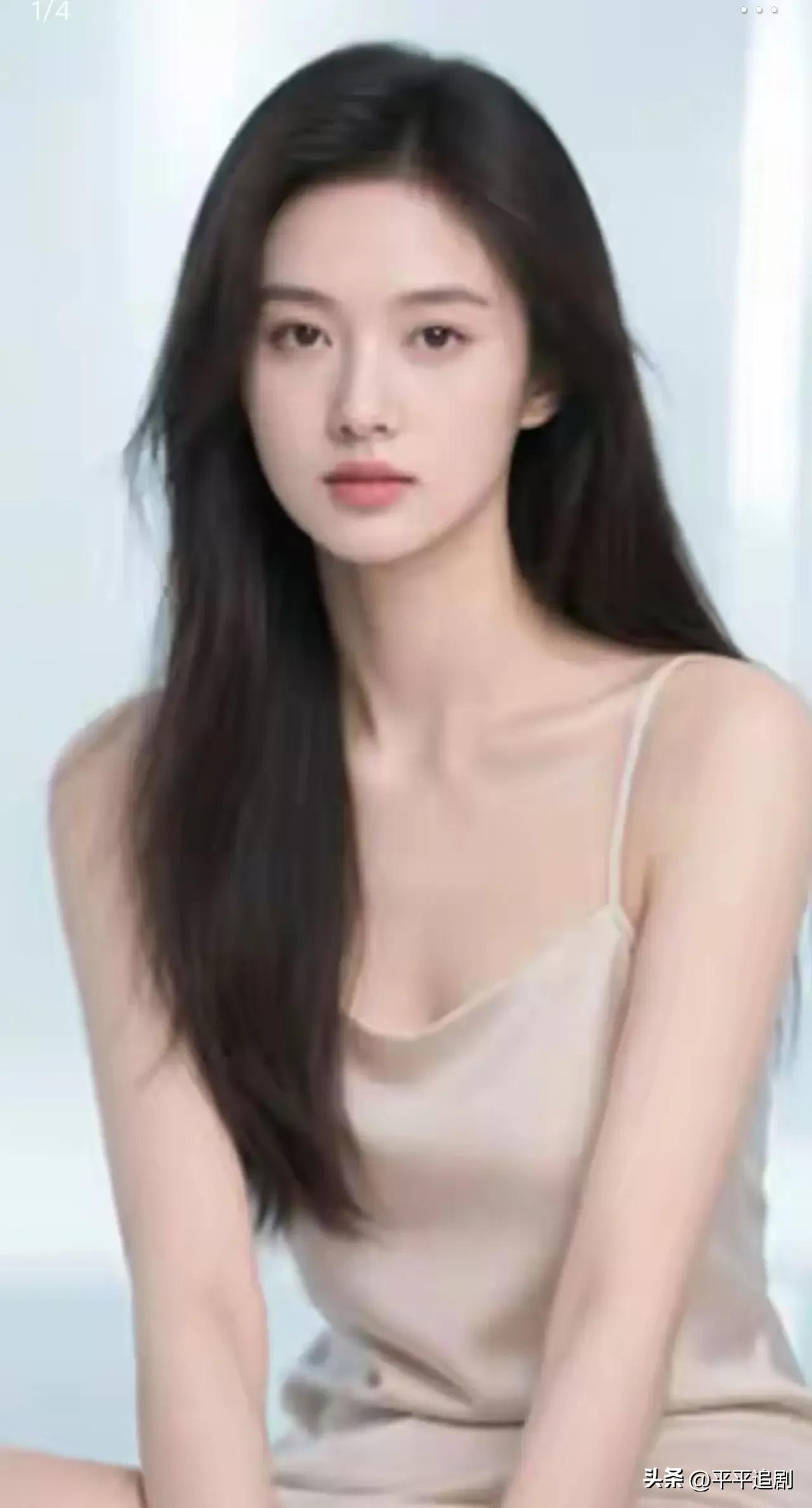 什么样的女人,最有魅力?
缎面吊带勾勒出柔和肩线，黑长直发衬出清冷温婉的气质，简