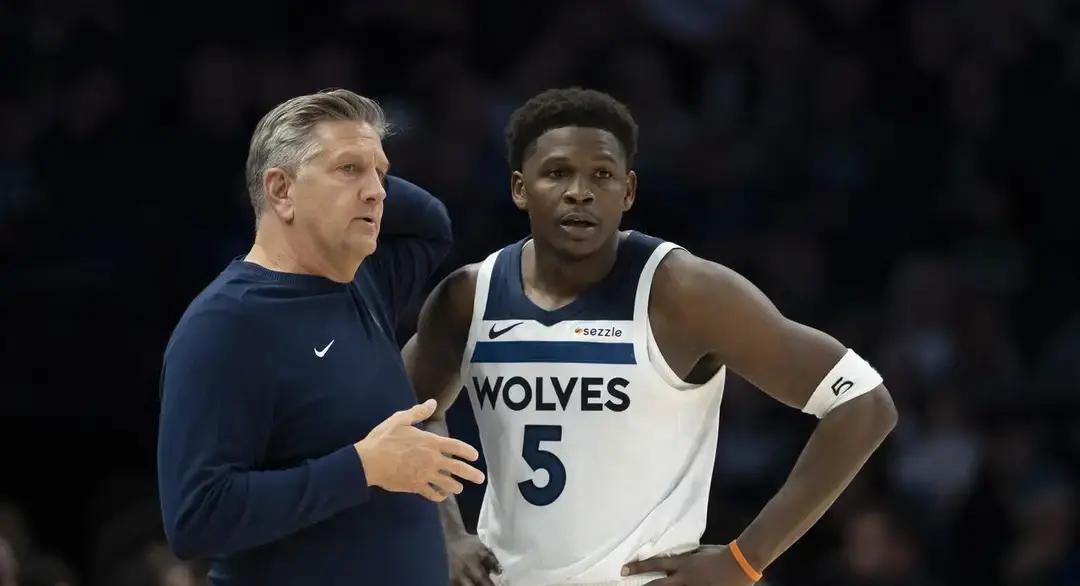 1.35亿的大合同刚落笔，爱德华兹的钱包却开始漏风。
 
1353万年薪，税、经