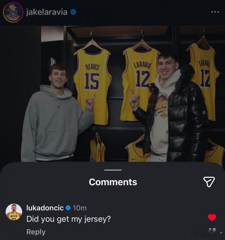 小里与拉拉维亚在各自球衣前合影，东契奇：买我球衣没？东契奇浓眉交易一周年