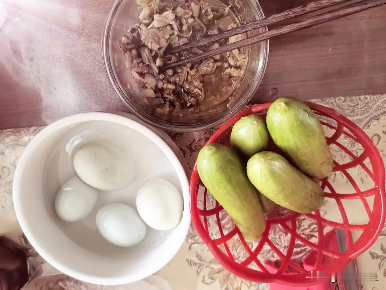 面膜衣及其他

明天立夏，昨天去欧特莱斯买夏天的衣服。

在减肥和买衣服之间我是