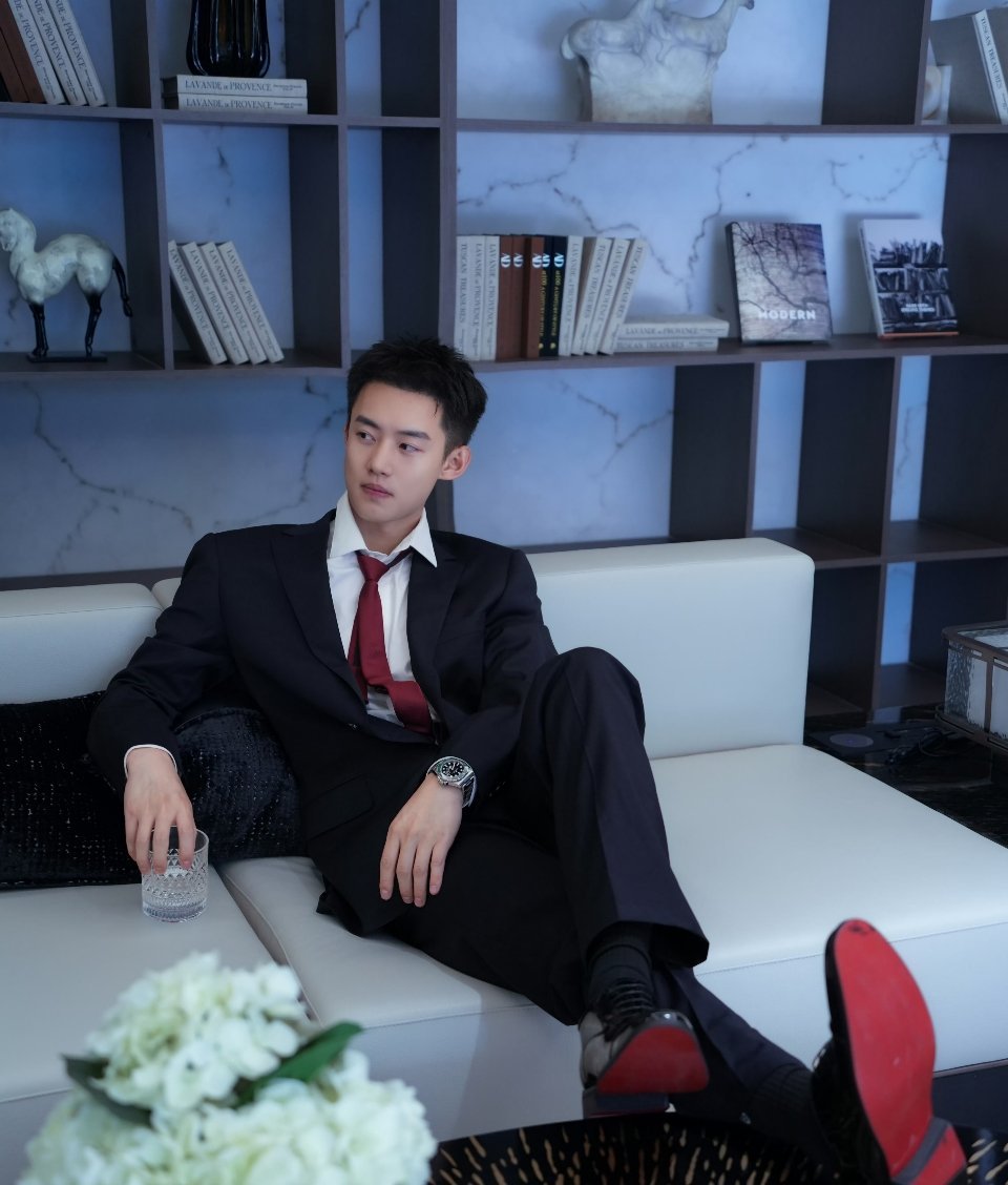 思慕社字母    以前总想着要“被爱”，现在只想着要“不被讨厌”就好。把期待降低