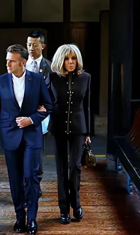 马克龙老婆的头发，晚上出来能吓着人。
马克龙的老婆还用了纳税人的金钱来养着，几个