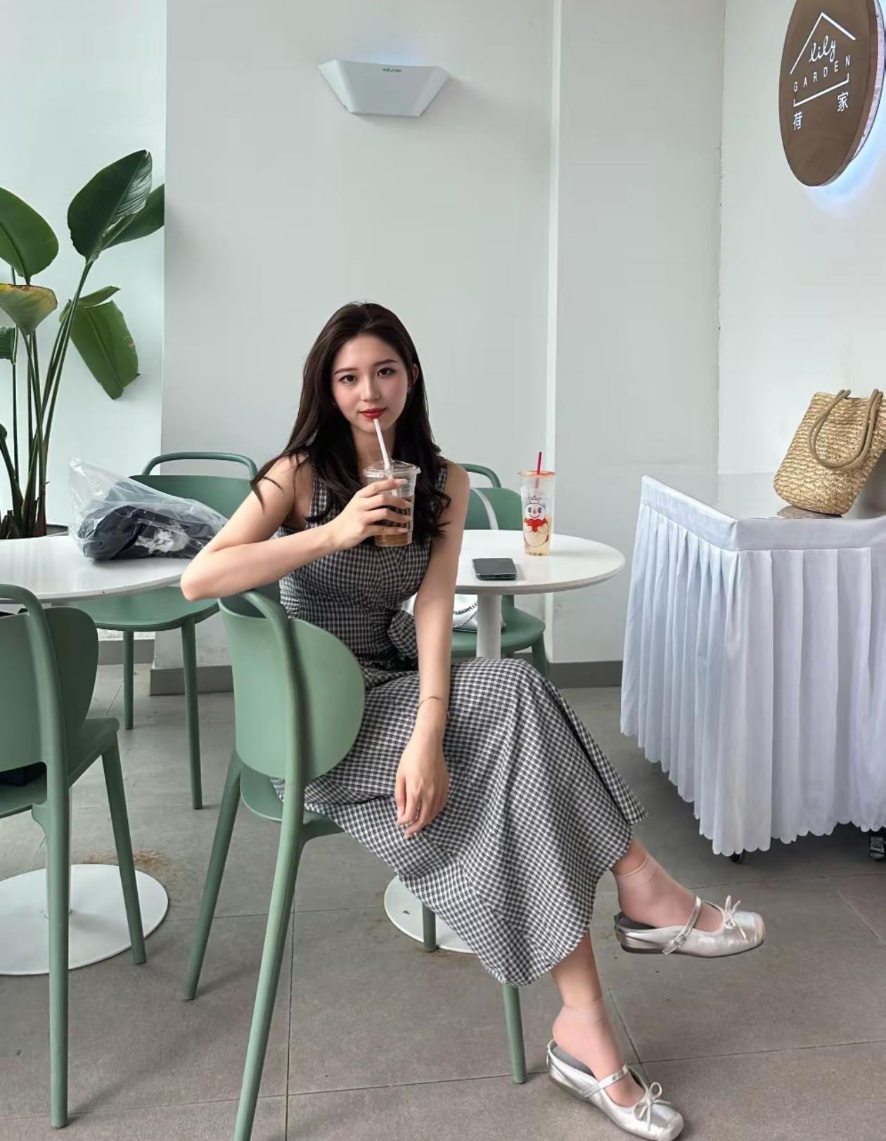 优雅下午茶时光，黑白格裙与咖啡的完美搭配🍂☕️