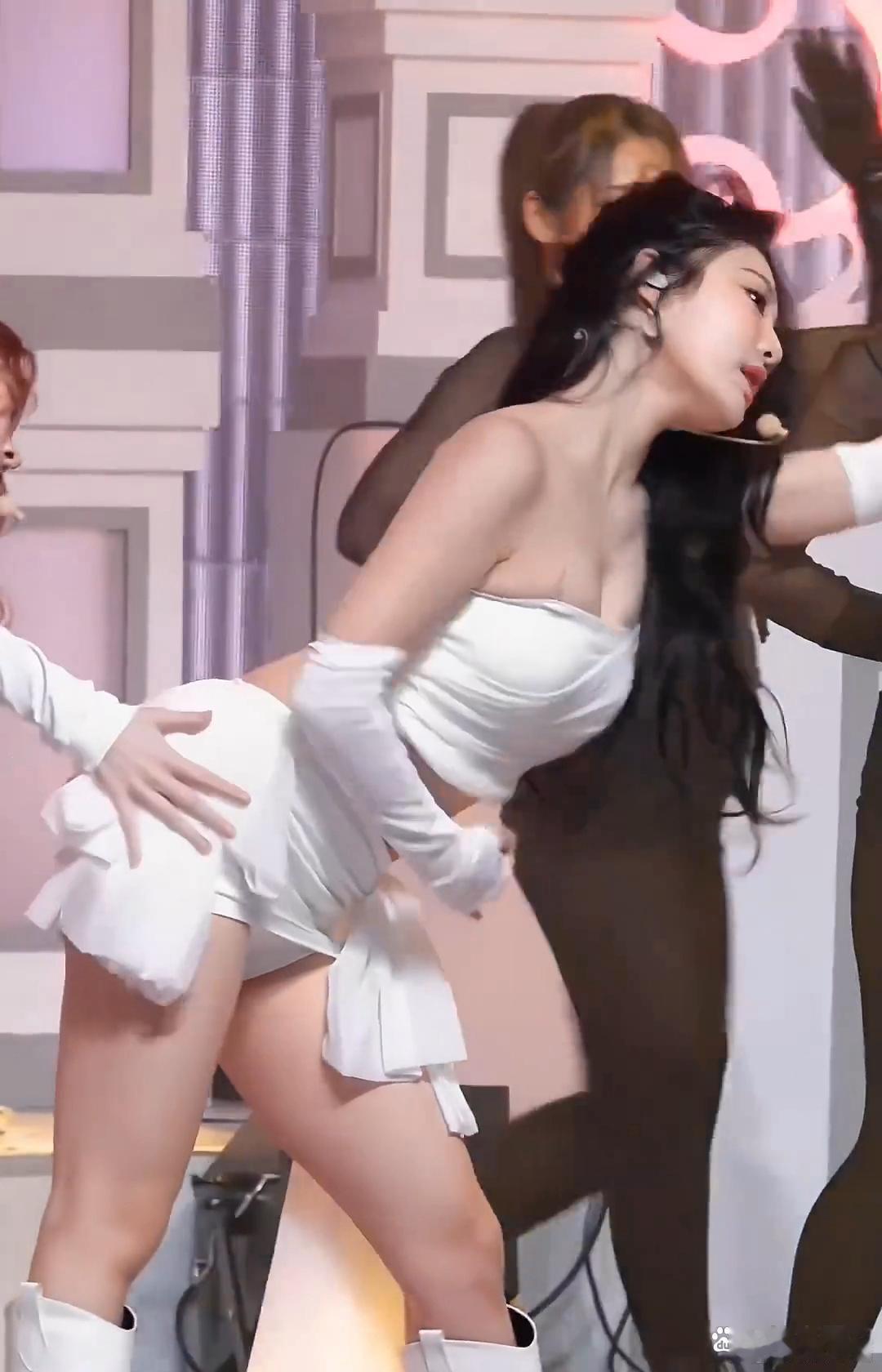 美腿绝对霸屏！宁艺卓舞台大放异彩，性感热舞撩人心弦！ ​​​