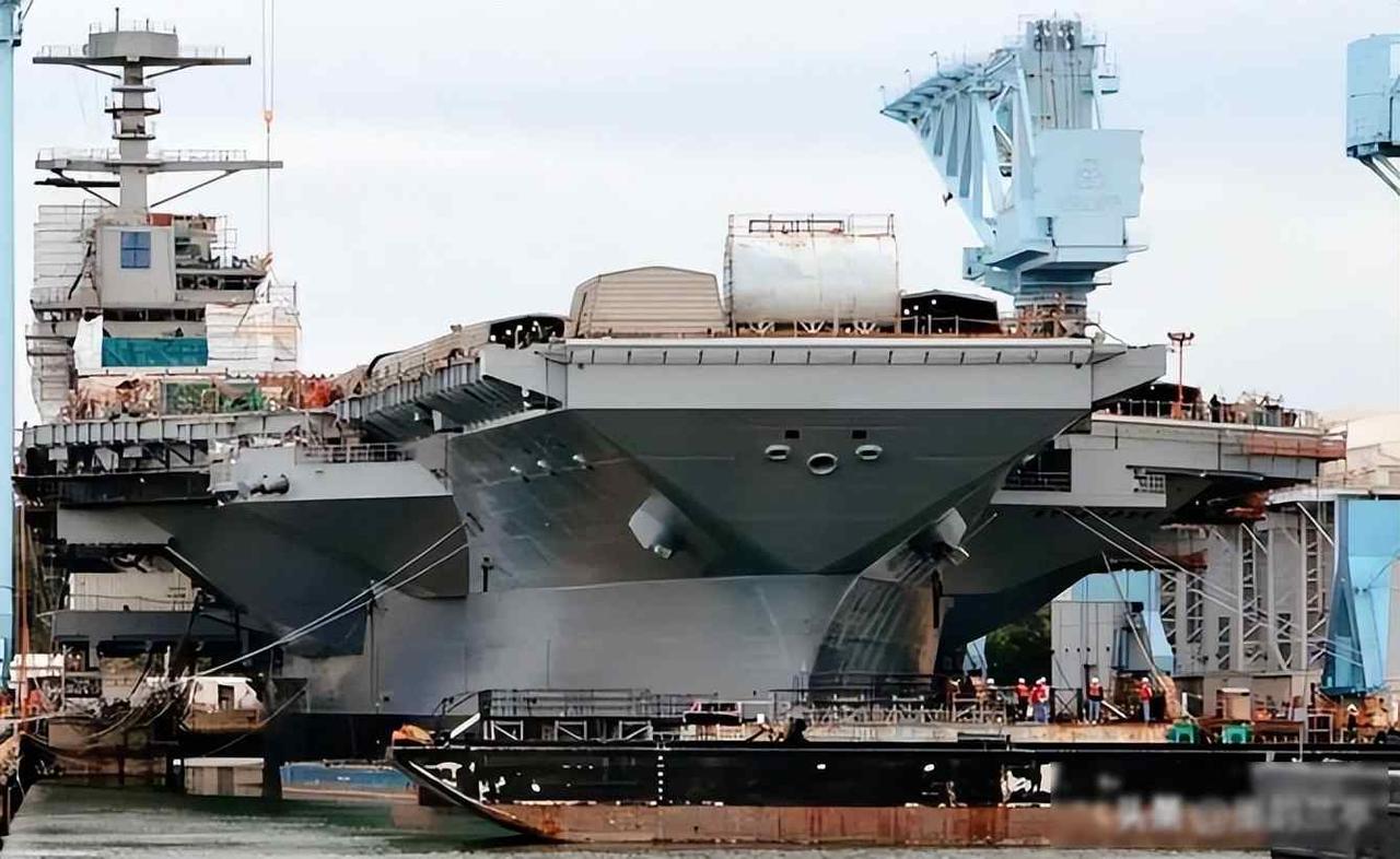 航母停在希腊港，洗衣房烧了30小时，士兵连马桶都修不好

3月31日，美国"福特