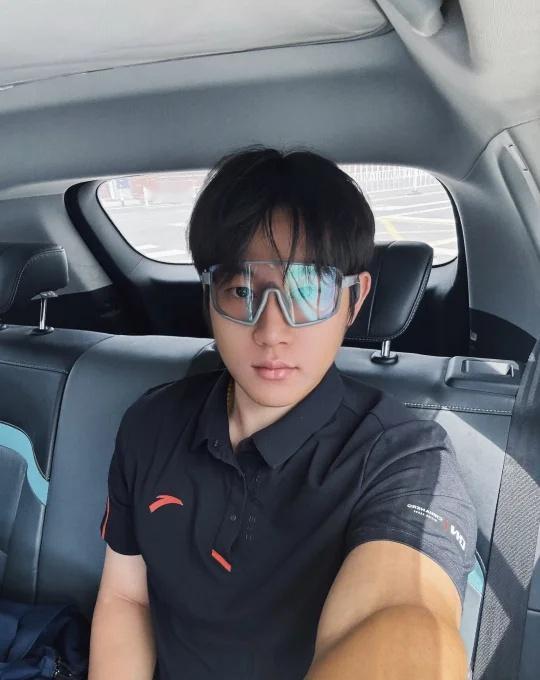 找了半天终于有照片了
骑友圈 拍照是为了纪念 谁懂这张照片的含金量啊 在努力上镜