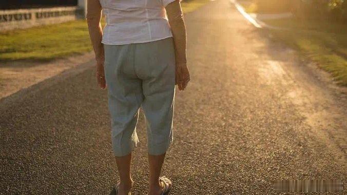 凤凰新闻【散步半个小时是错的？医生建议：过了65岁，散步尽量做到这7点】很多人以