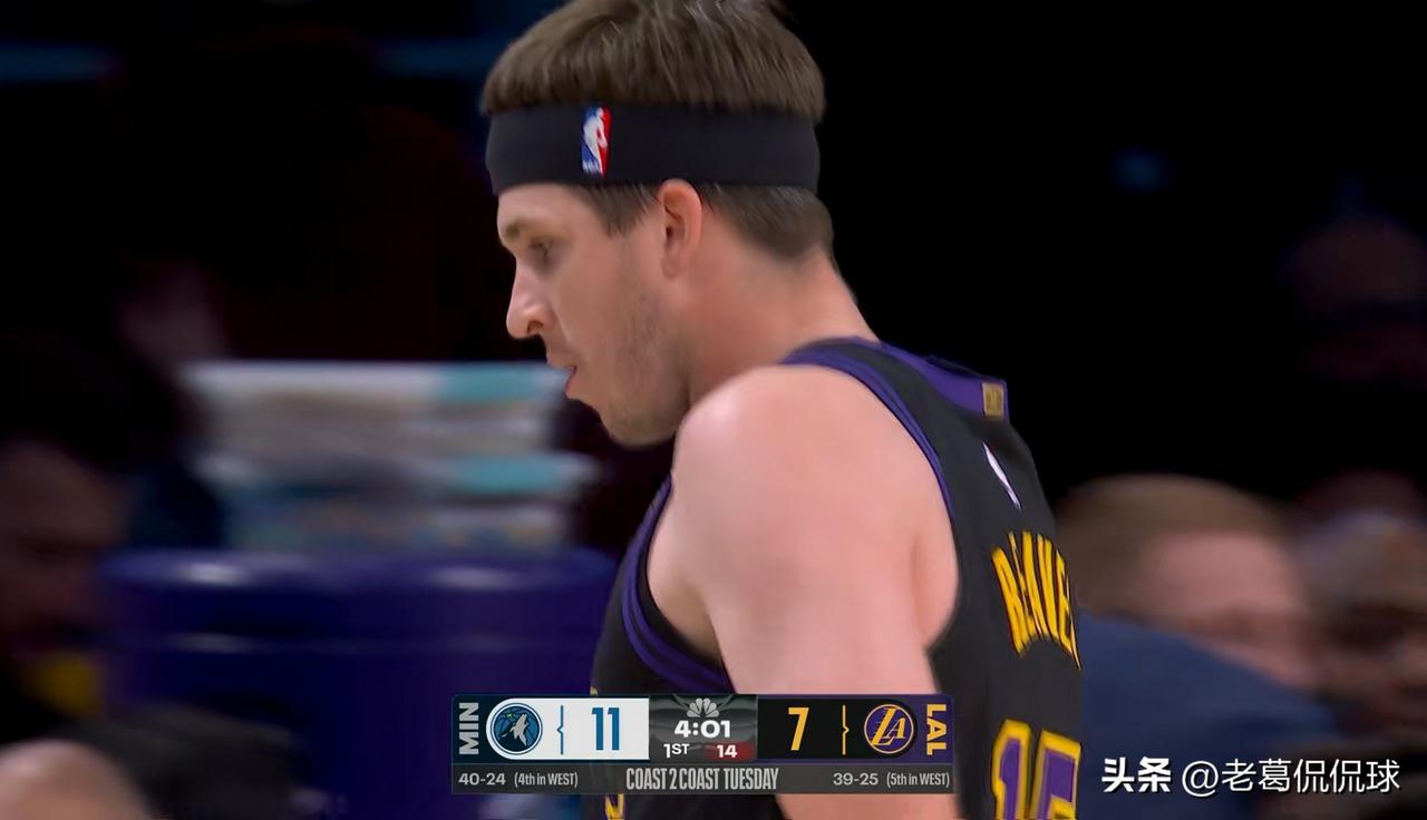 湖人三当家里弗斯真是一个大笑话！在今天湖人主场迎战森林狼的比赛中，目前双方半场战