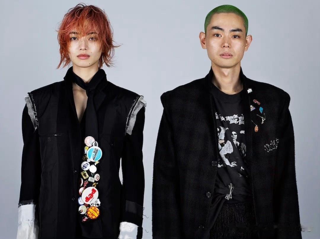 菅田将晖、小松菜奈更新了双人合照，感觉两人都变了，变得不像“自己”了。