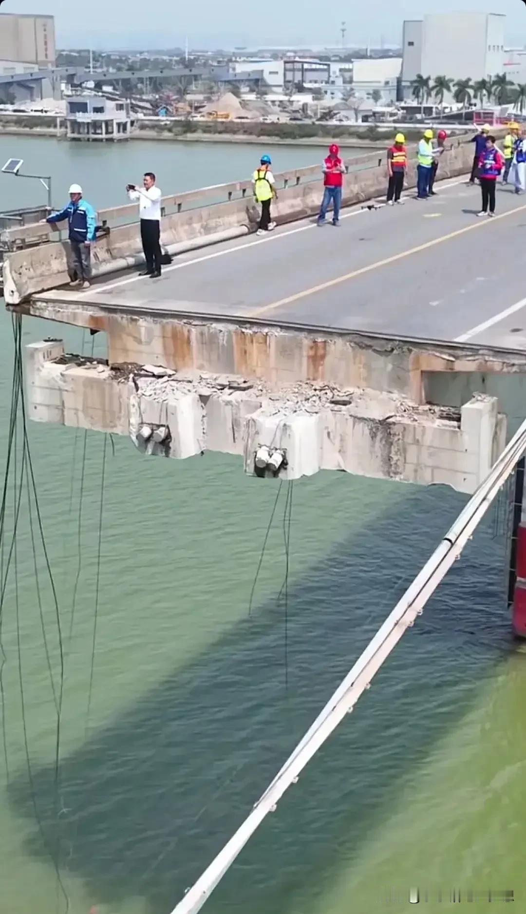 看到广州对沥心沙大桥事故的发布会了，整件事情还原了，原来这艘船两次触碰了桥墩，而