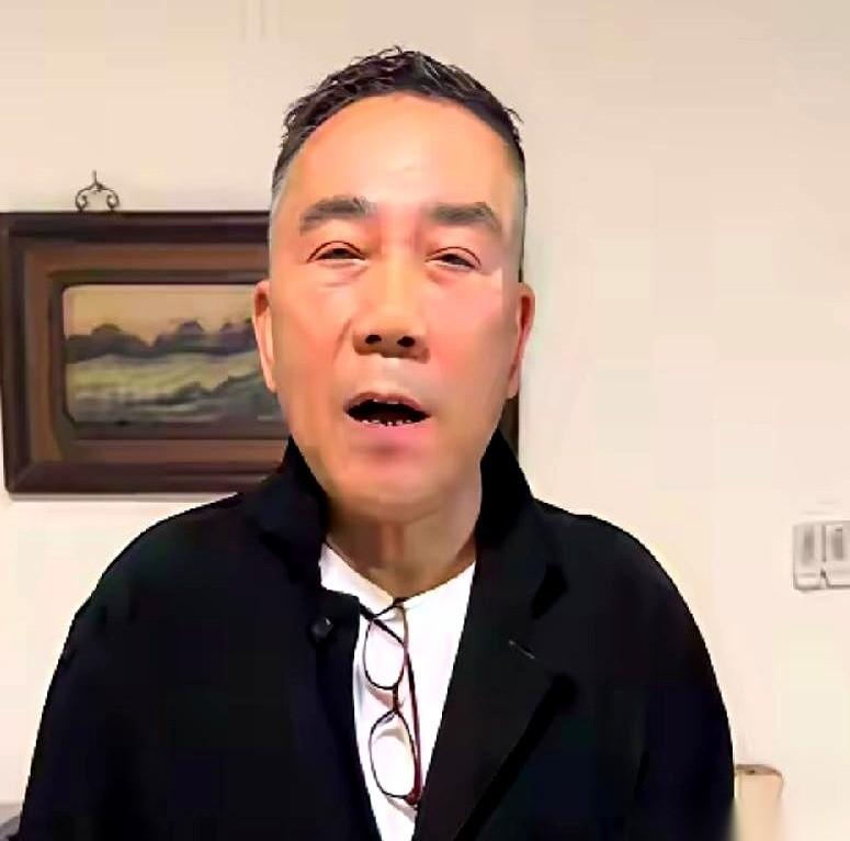 杨议昨晚连常规直播都没开，认错道歉的消息已经满天飞。
网上到处都在议论他低头，可