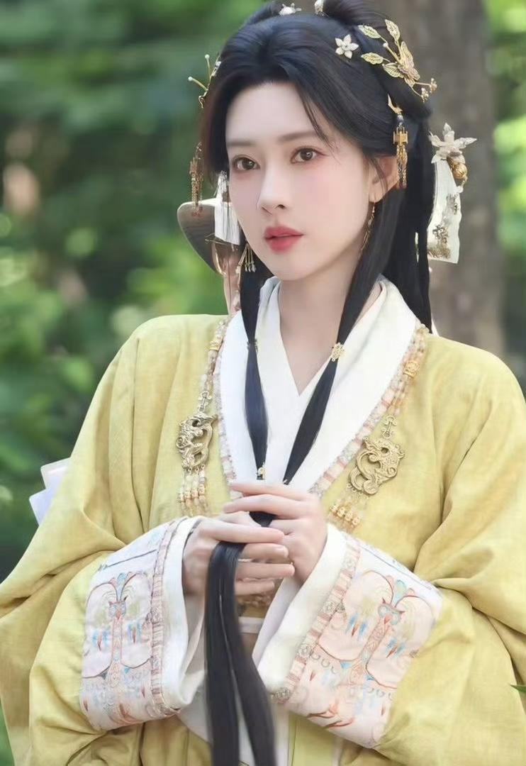 孟子义的咖位来自哪里啊？感觉一部《九重紫》让她从女配专业户直接变成一线小花了。