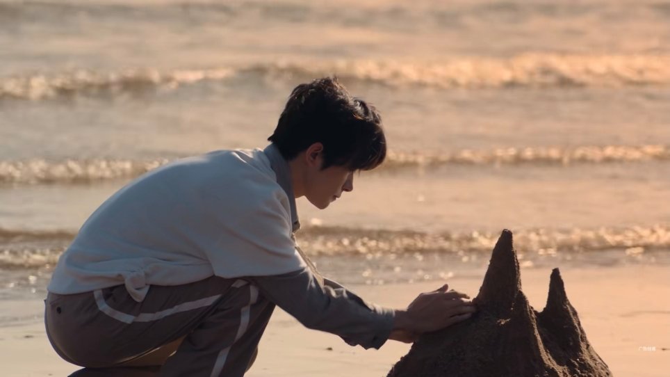 我宝儿这么多年还是像个小孩，回到海边就会堆沙堡，沙土石花对你究竟有什么吸引力🥺