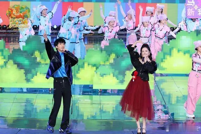 北京台春晚京韵十足，年味拉满！北京台春晚深挖城市记忆，胡同烟火气碰撞新潮舞台，小