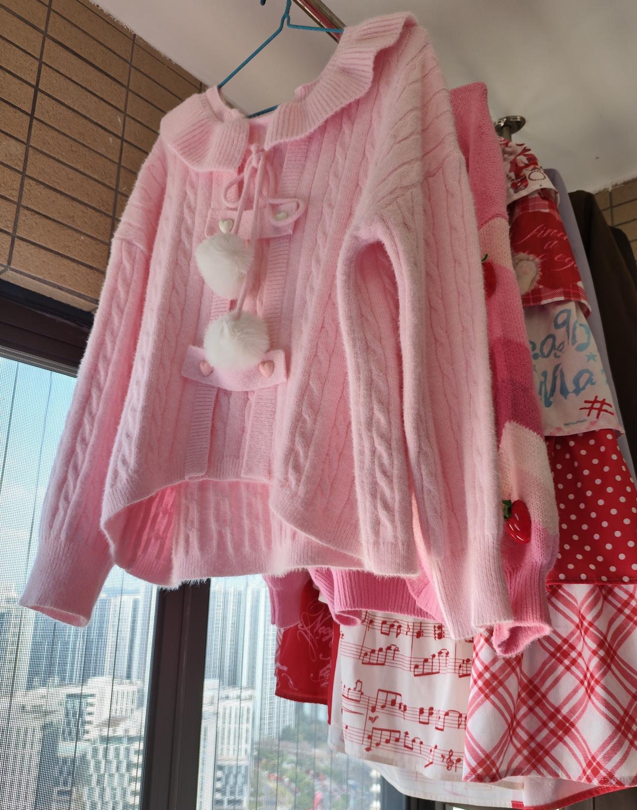 小时候最高兴就是过年了，我每年都有一套新衣服，平时穿哥哥姐姐穿过的旧衣服，只有过