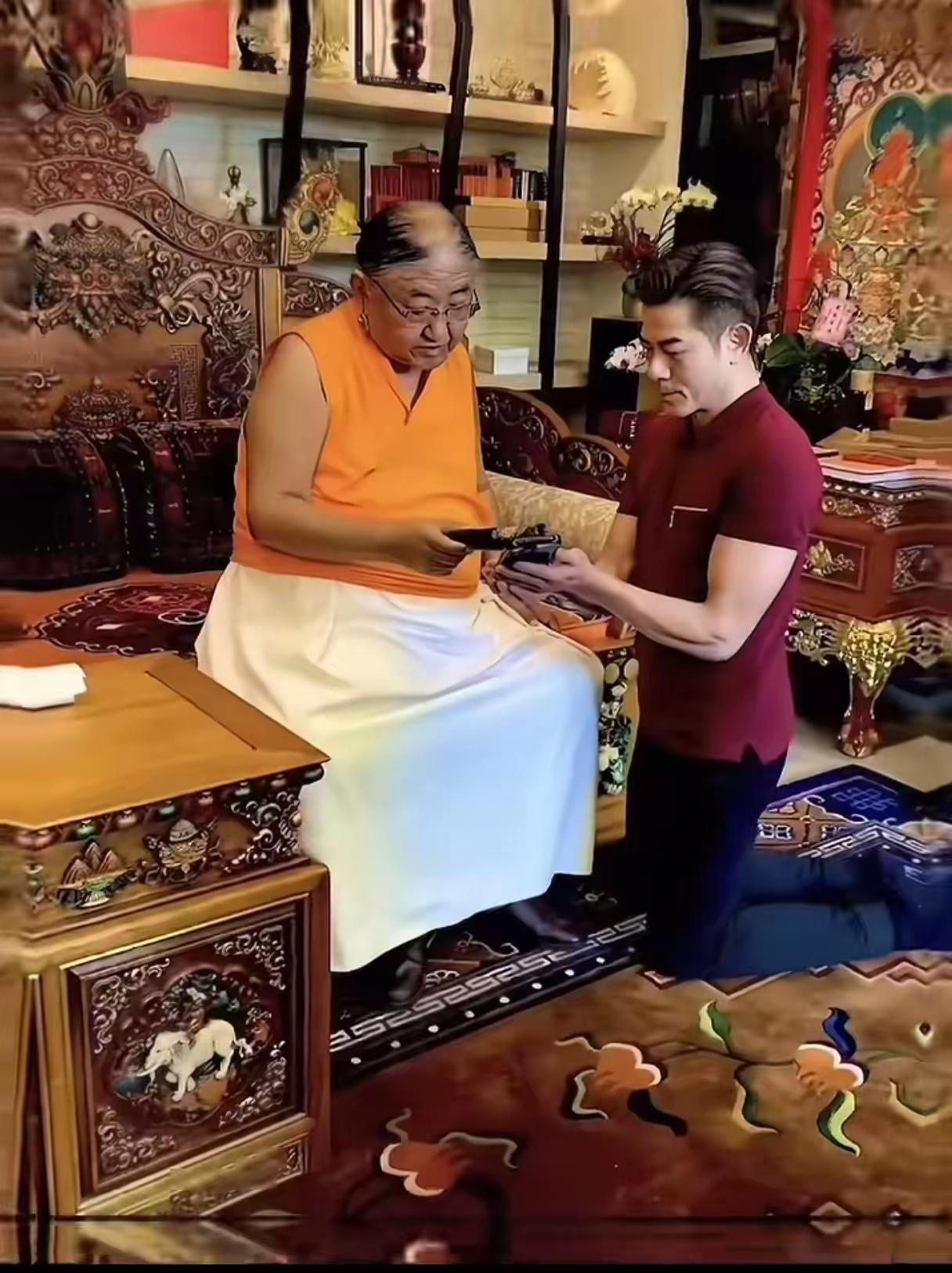 他为什么要跪下？